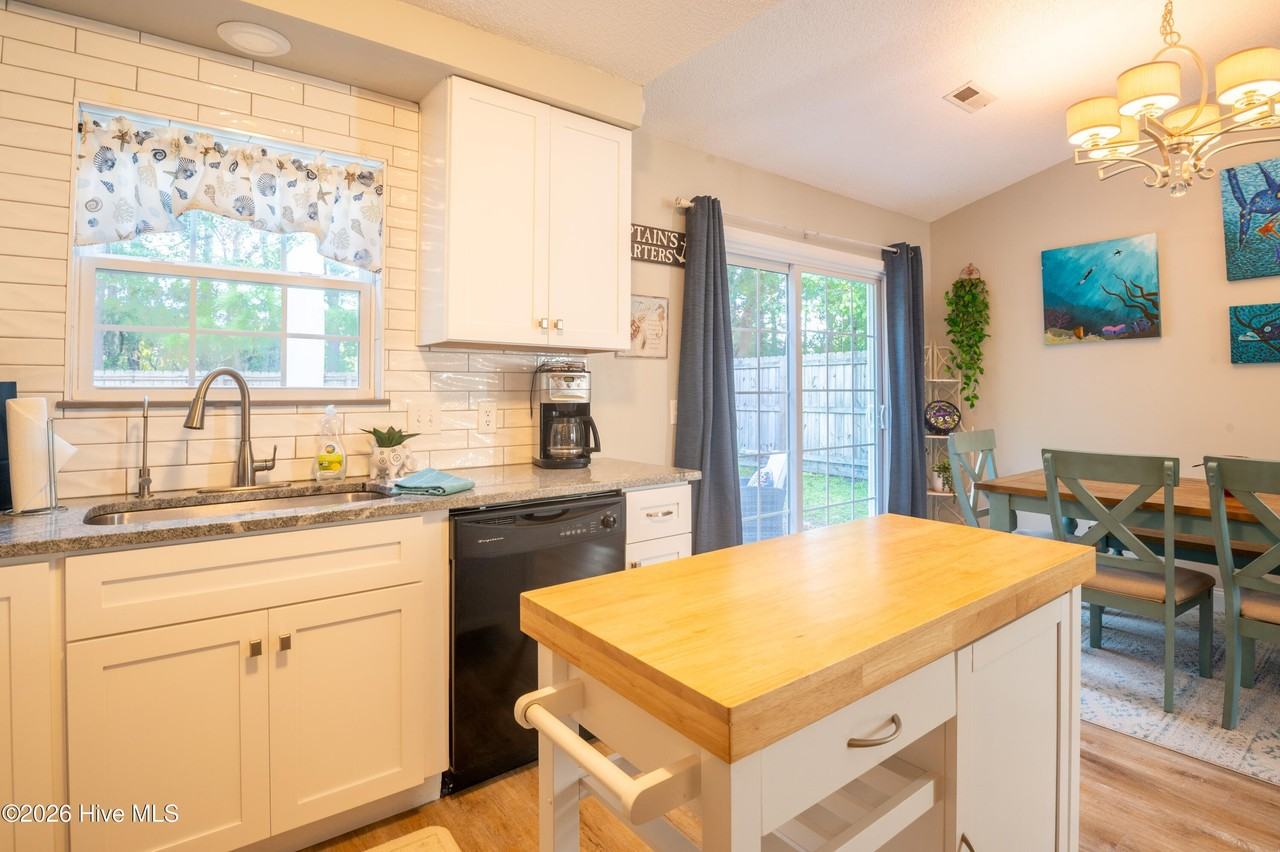 819 Brewster Ln - Photo 3 of 31