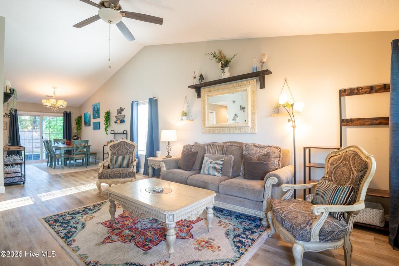 819 Brewster Ln - Photo 4 of 31