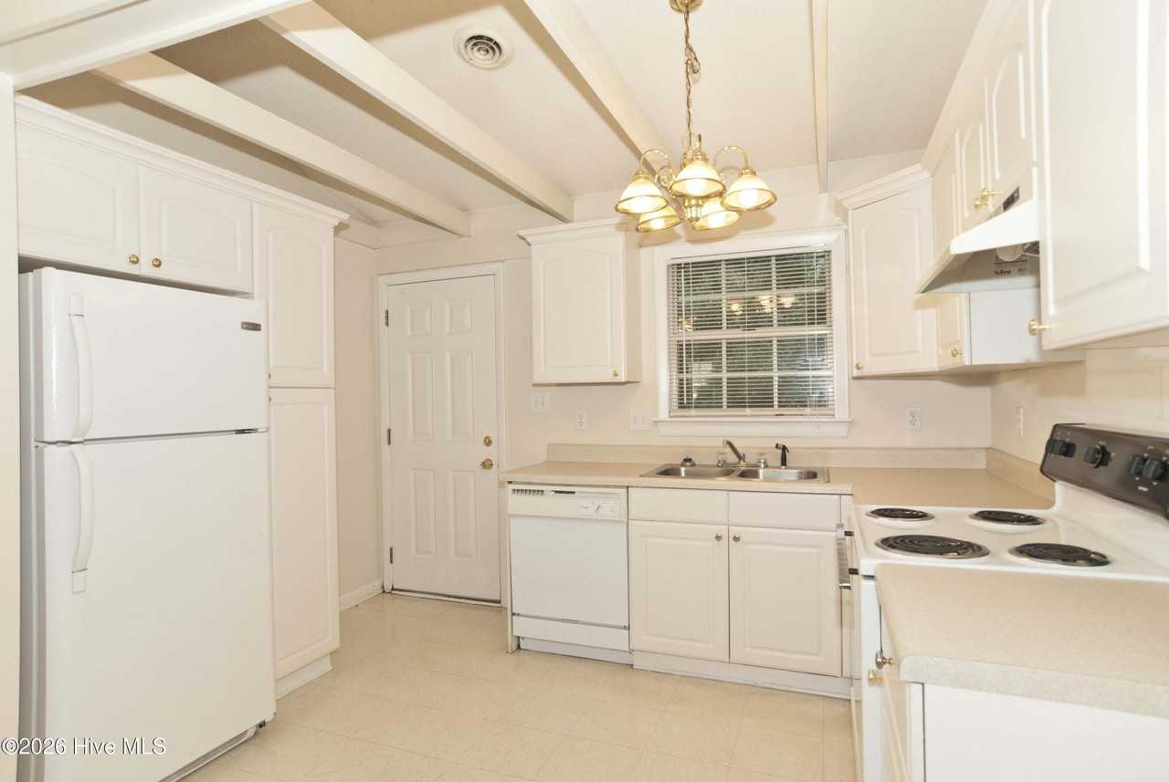 721 Varsity Dr - Photo 4 of 8