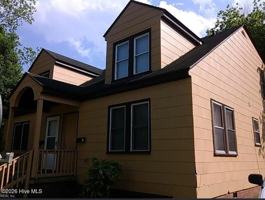 featured image of 305 Queen St