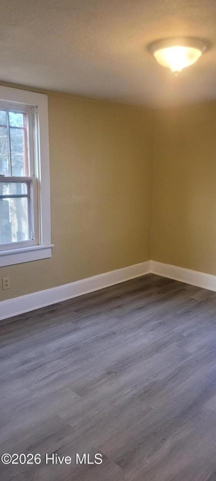 305 Queen St - Photo 2 of 7