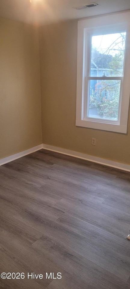 305 Queen St - Photo 3 of 7