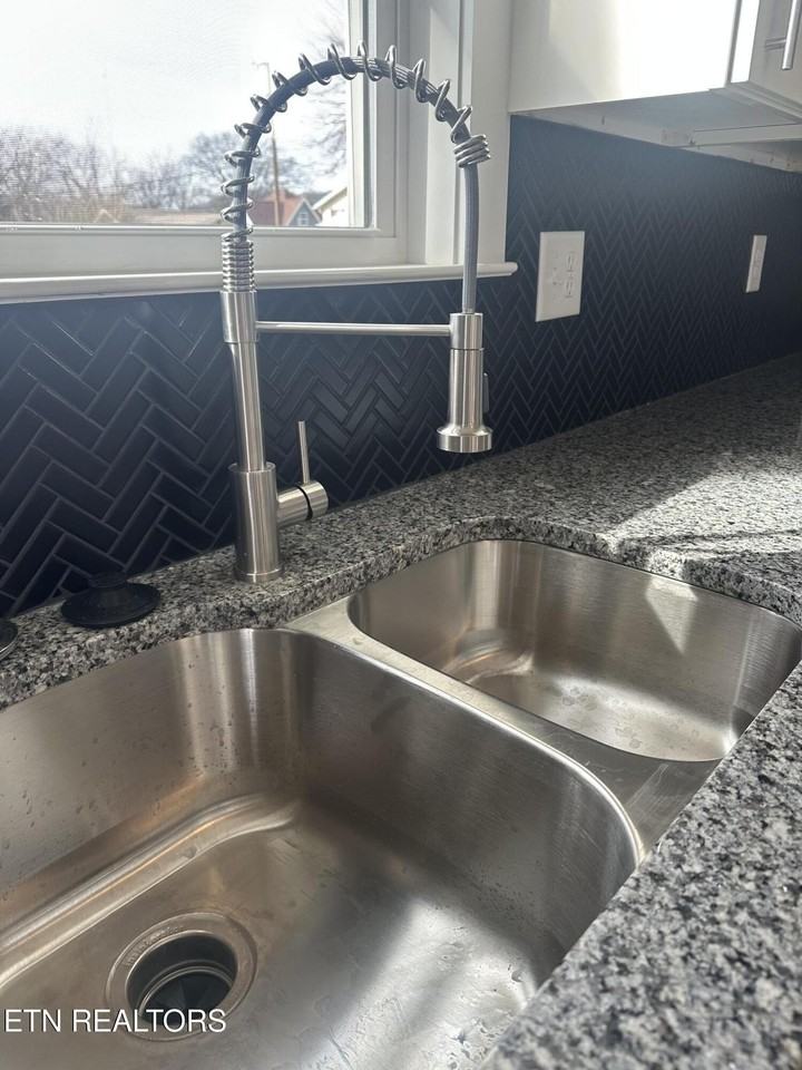 1509 Lawson Ave - Photo 6 of 17