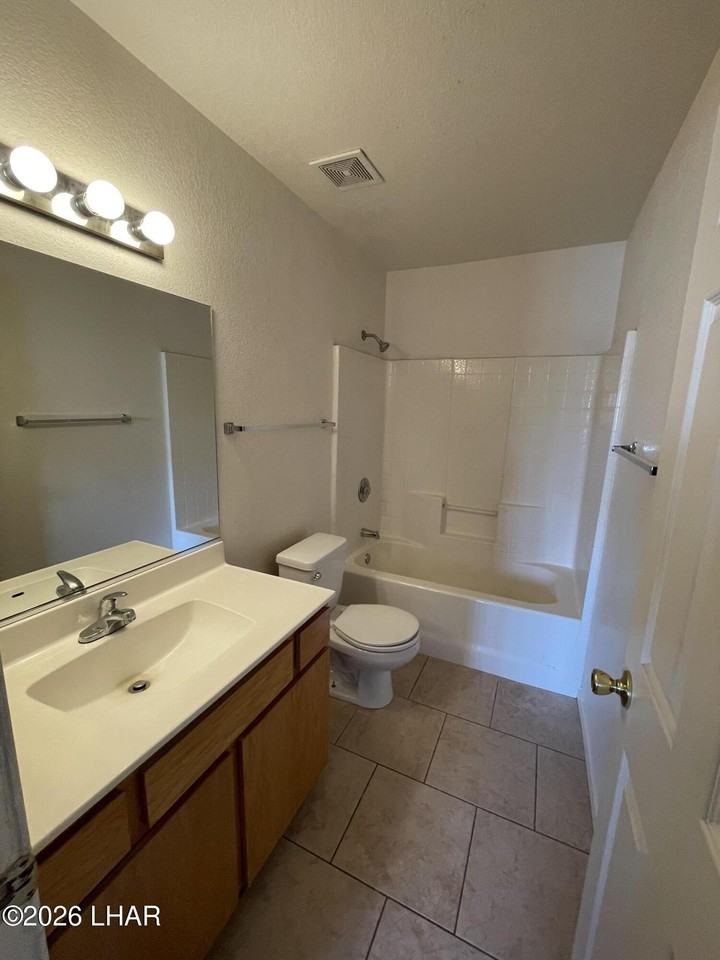 3041 Caliente Dr Apt 102 #102 - Photo 4 of 8
