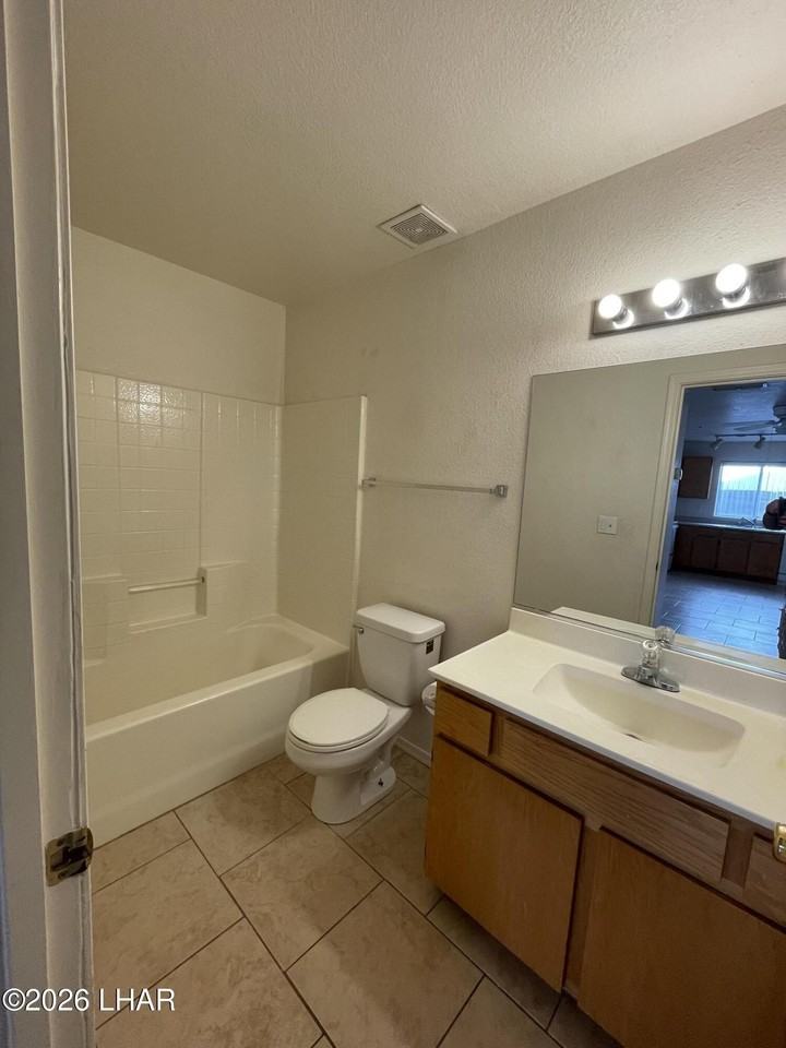 3041 Caliente Dr Apt 102 #102 - Photo 7 of 8
