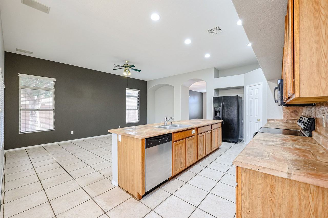 726 W Del Rio St - Photo 2 of 33