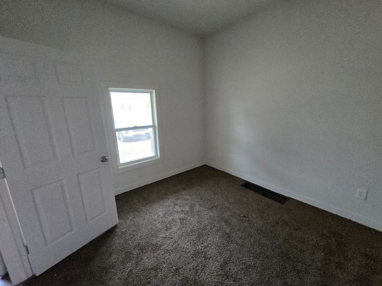 1110 Sw Woodward Ave - Photo 3 of 6