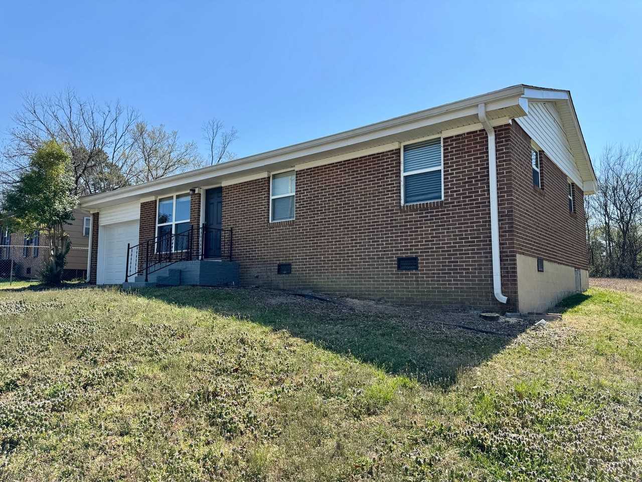 1412 Carousel Rd - Photo 3 of 27