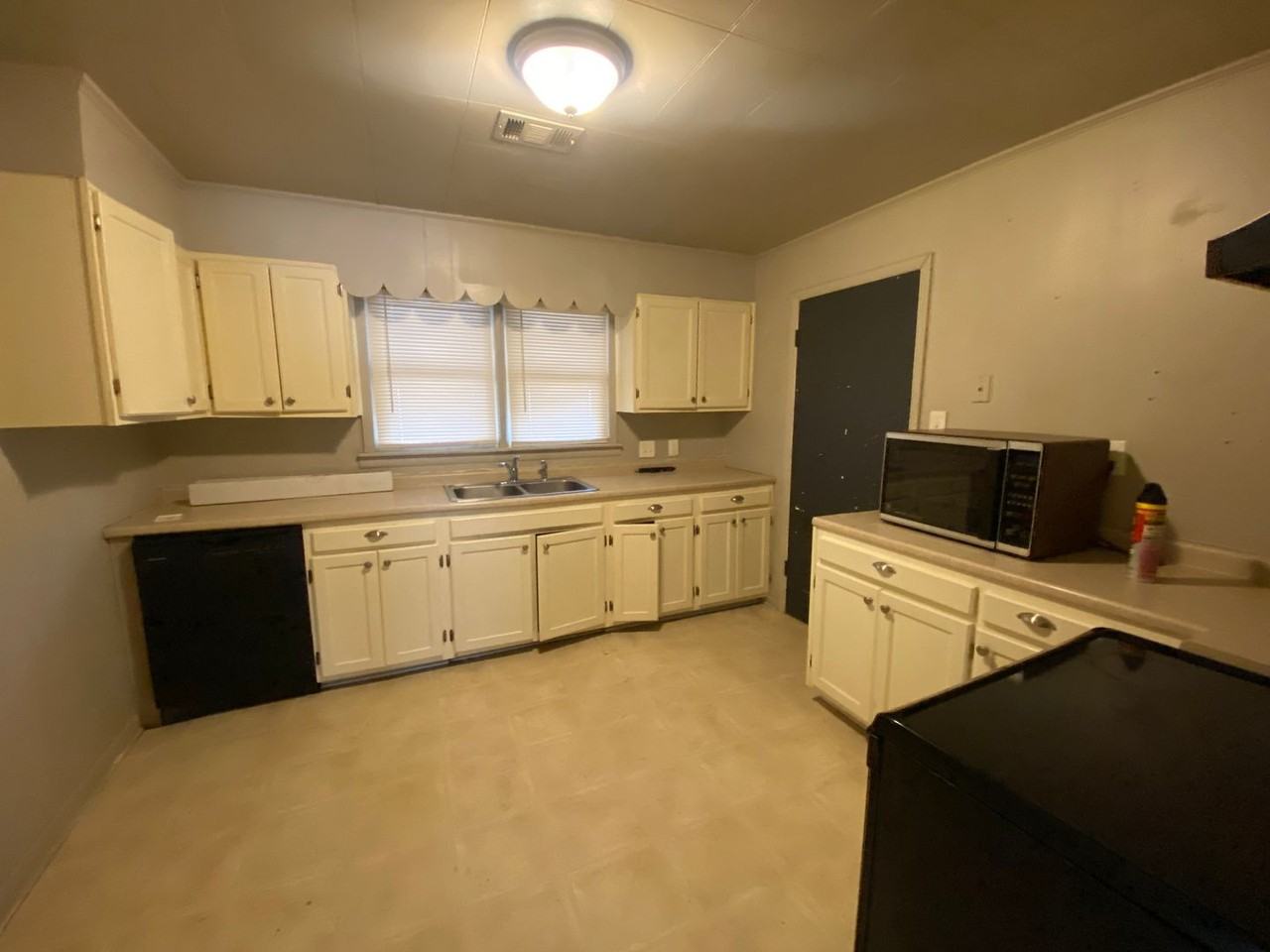 1340 Western St - Photo 2 of 10