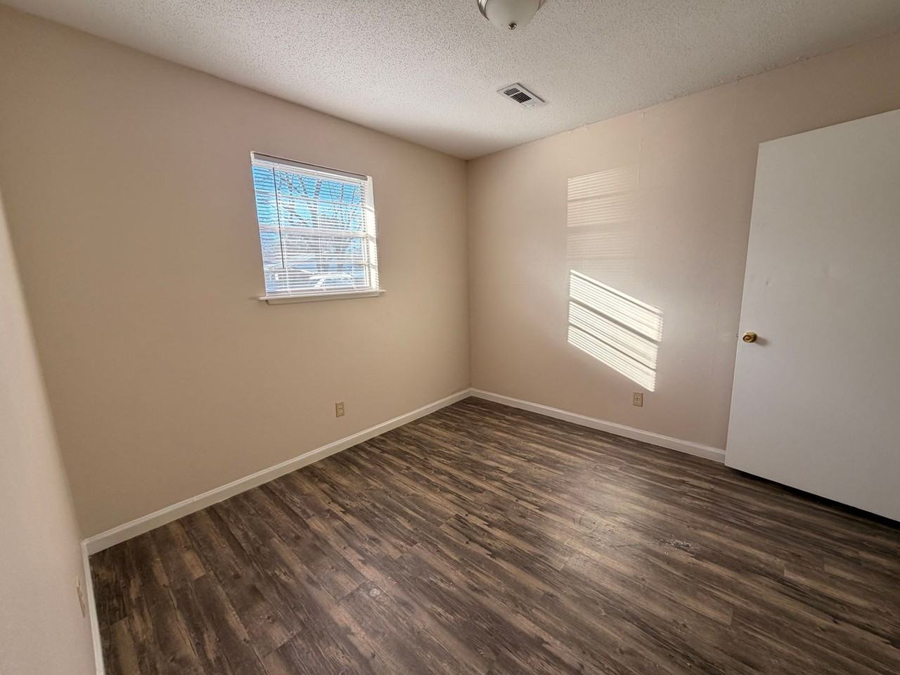 1502 S Commerce Ave - Photo 4 of 8