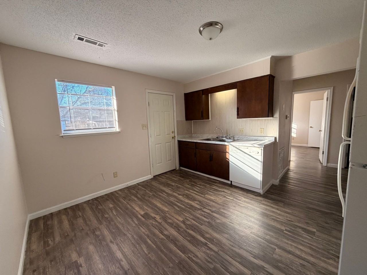 1502 S Commerce Ave - Photo 7 of 8