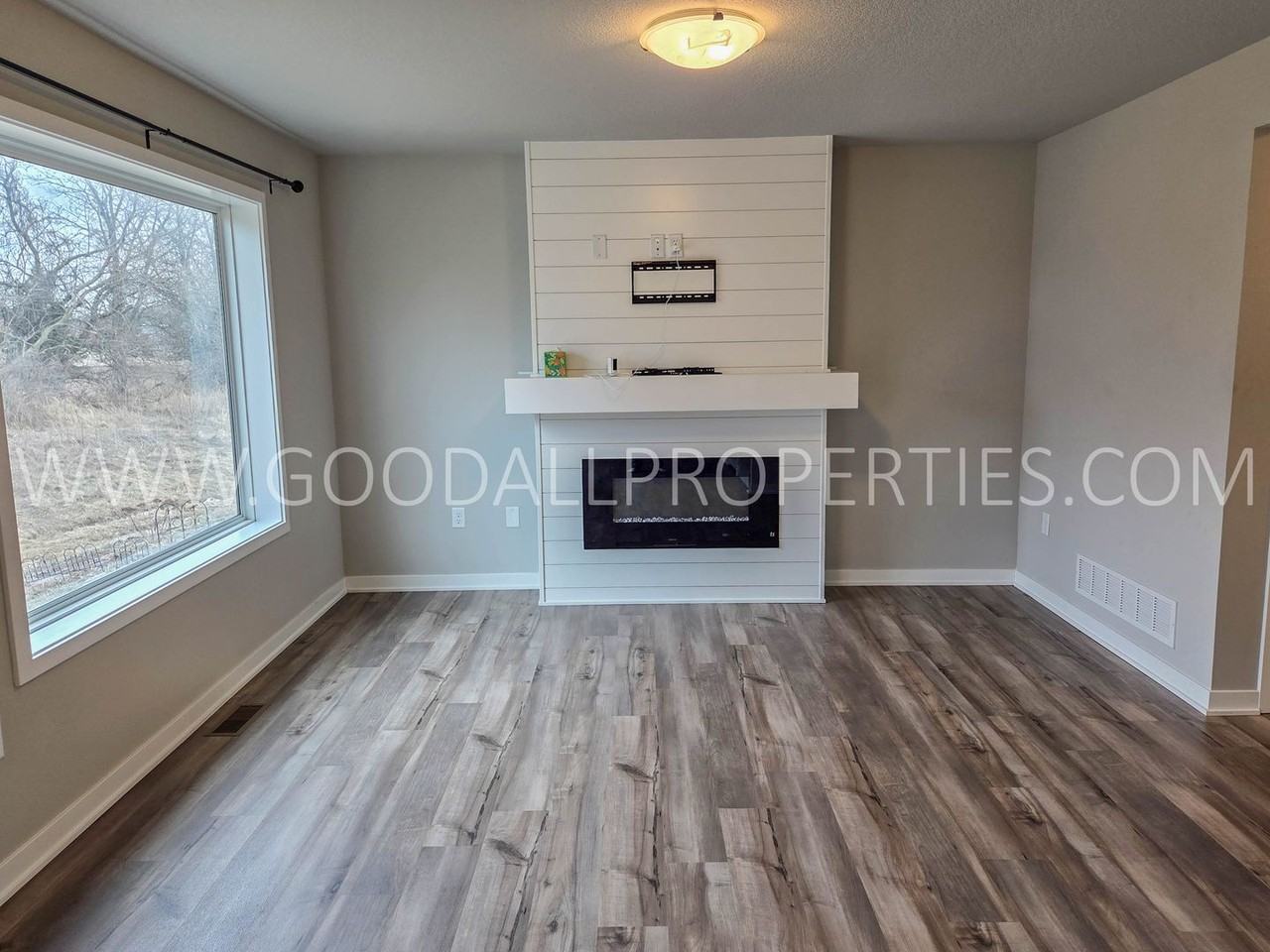 4467 E 48th St - Photo 4 of 21