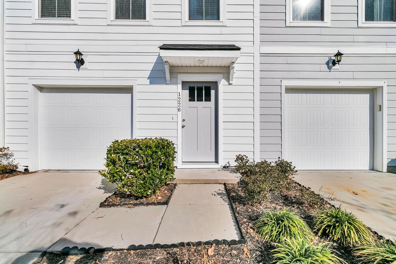 1226 Tice Ln - Photo 4 of 48