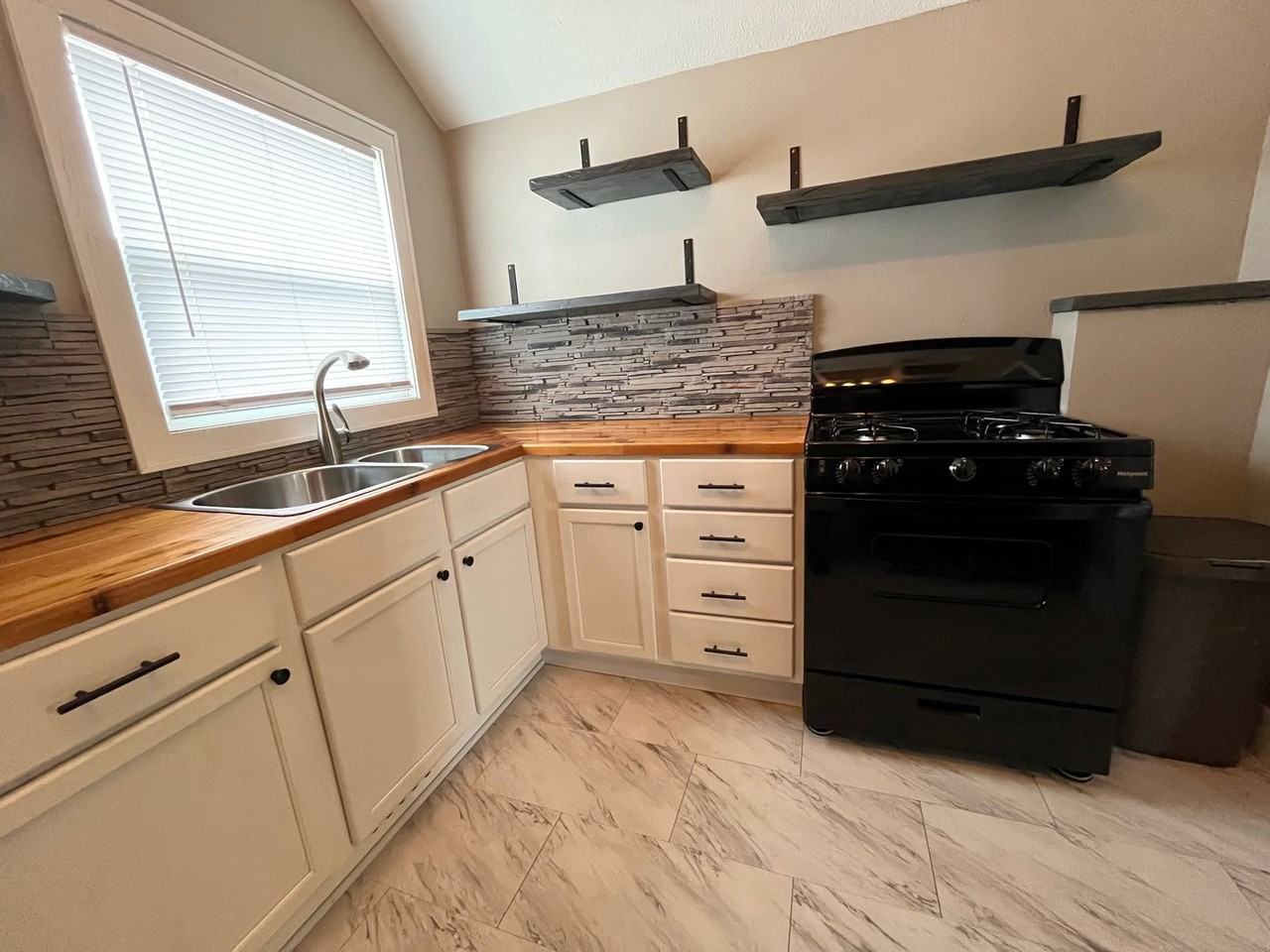 210 Main St - Photo 6 of 26