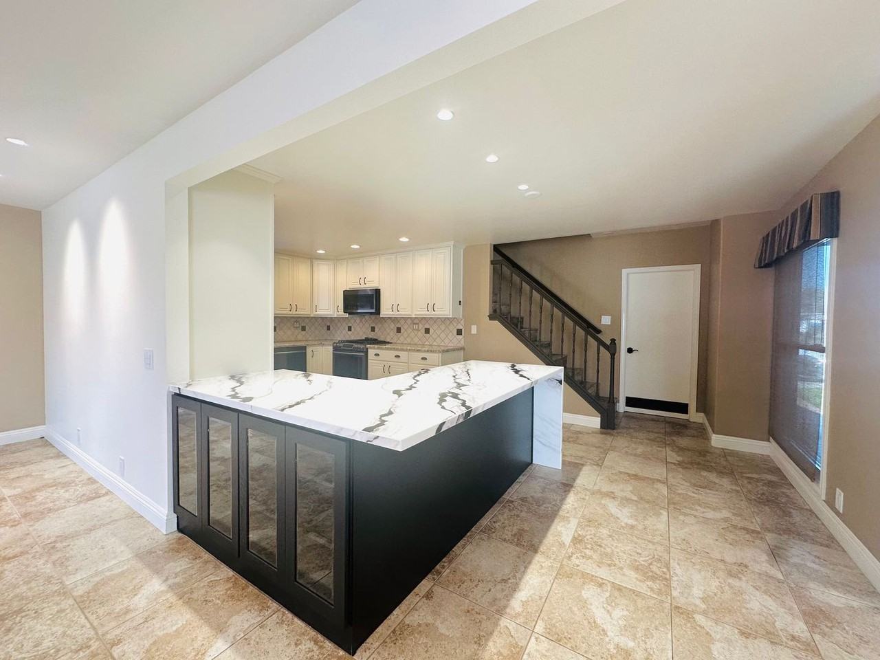 9708 Mariposa Ave - Photo 3 of 33