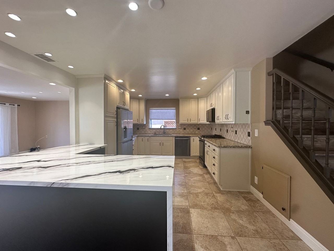 9708 Mariposa Ave - Photo 5 of 33