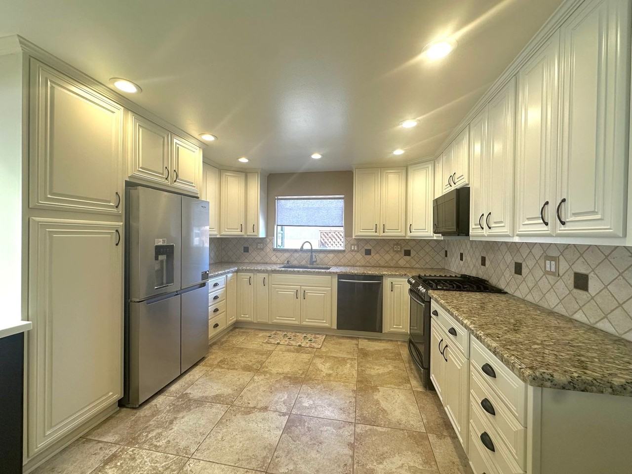 9708 Mariposa Ave - Photo 6 of 33