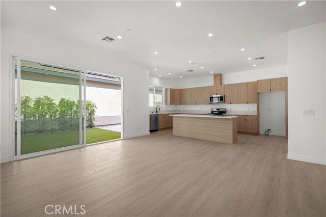 6948 Amestoy Ave - Photo 4 of 8