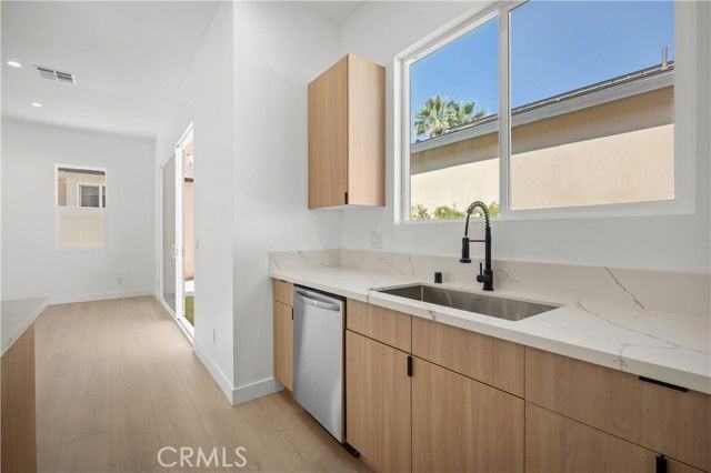 6948 Amestoy Ave - Photo 5 of 8