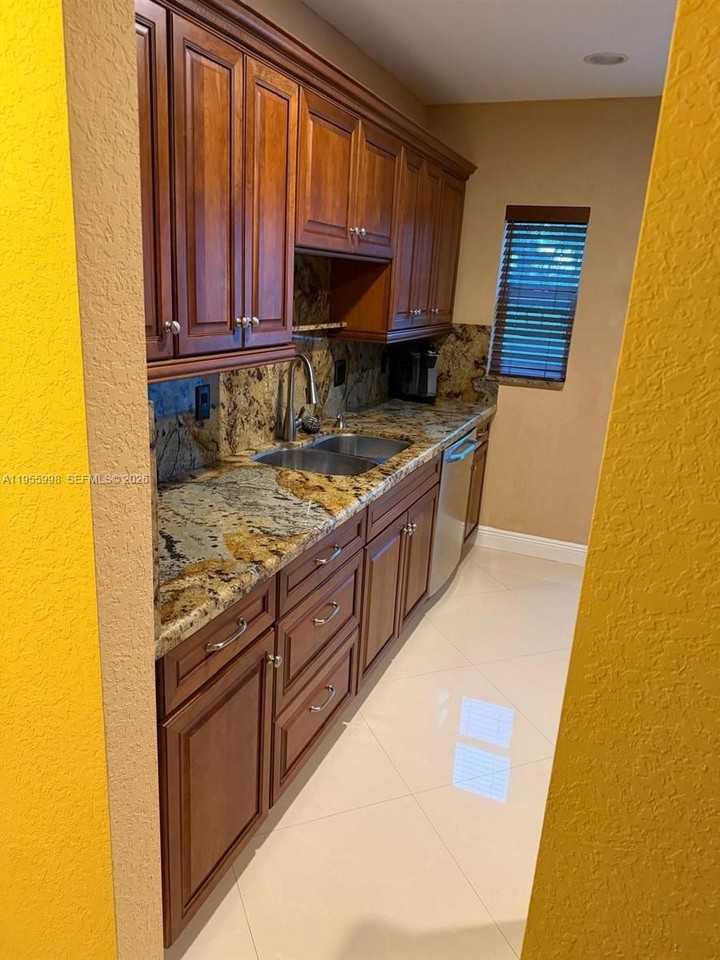 830 Ne 20th Ave #3 - Photo 4 of 19