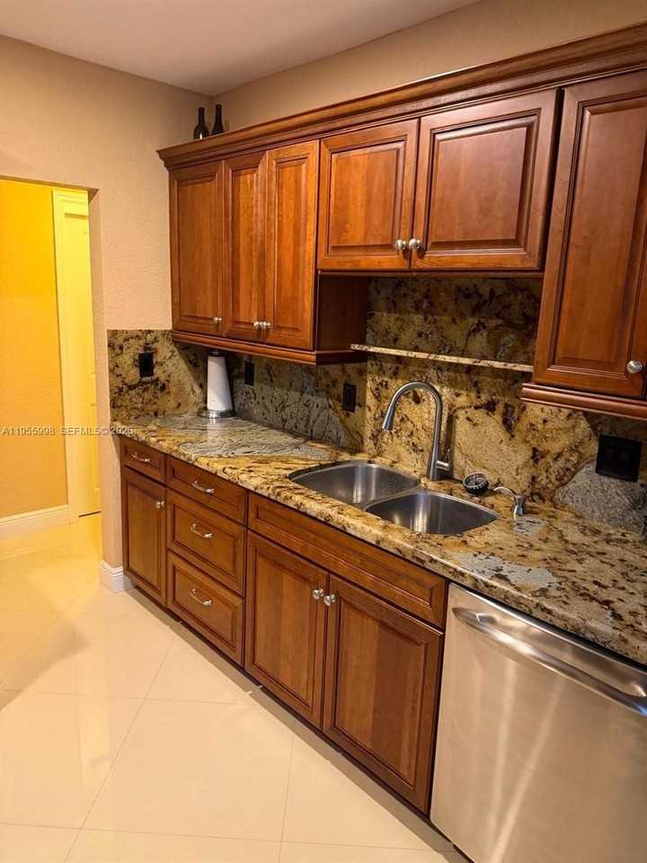 830 Ne 20th Ave #3 - Photo 6 of 19