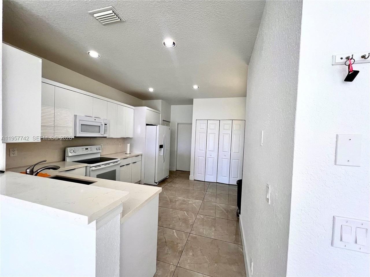 2433 Pasadena Way - Photo 2 of 20