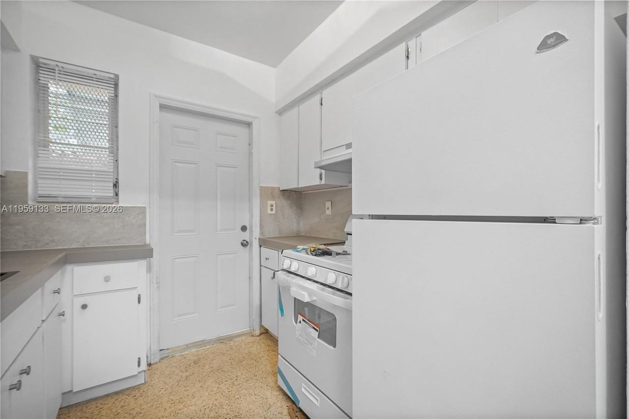 710 82nd St #4 - Photo 3 of 33