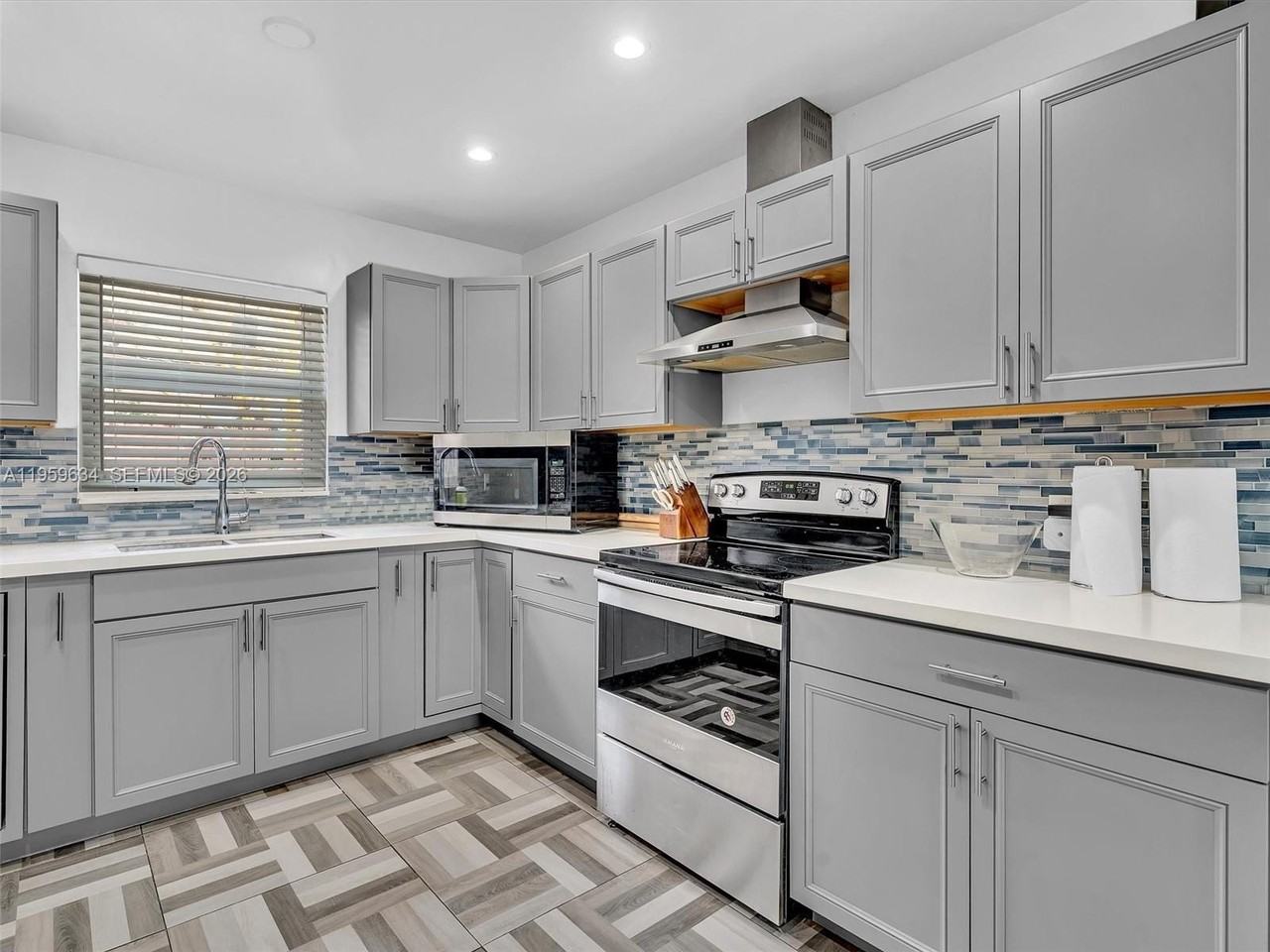 1459 Rodman St - Photo 7 of 32