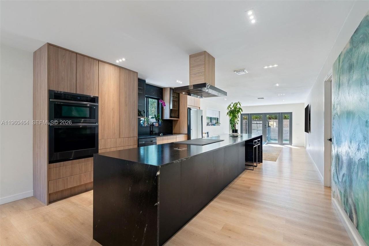 6246 Sw 10th St - Photo 6 of 29