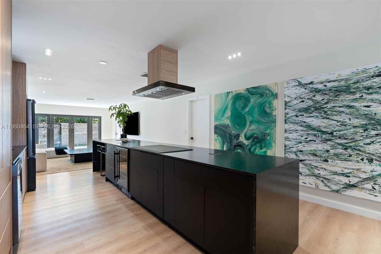 6246 Sw 10th St - Photo 7 of 29