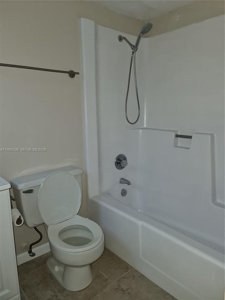 5162 Ne 6th Ave #306 - Photo 5 of 17