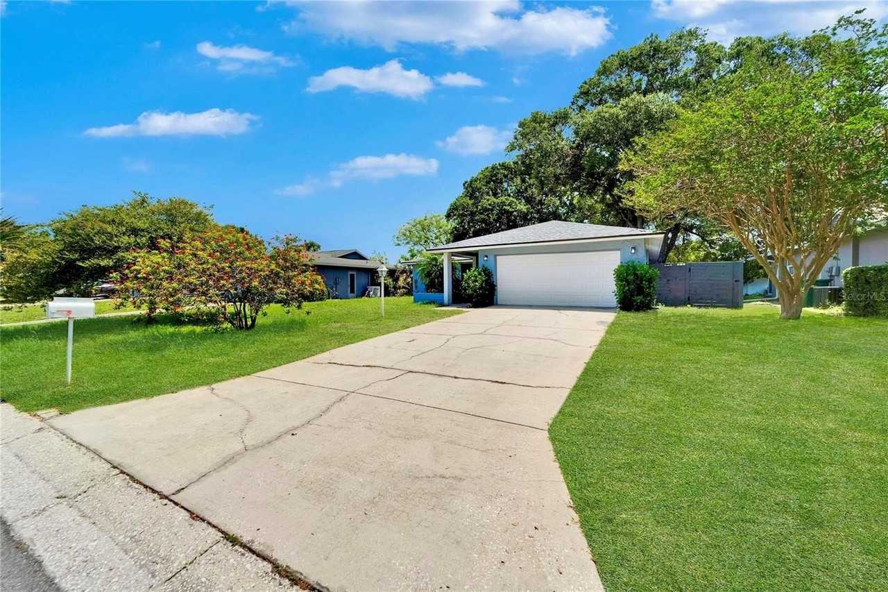 2552 Bramblewood Dr W - Photo 2 of 44