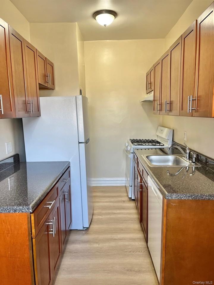 110 Stonelea Stonelea unit: 3B #3B - Photo 4 of 15