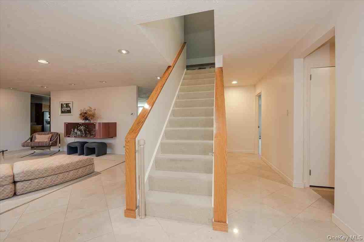 20 Whitman Rd - Photo 2 of 26