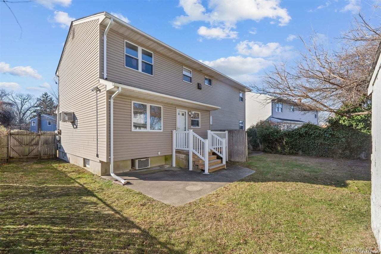 4 Quaker Ct - Photo 2 of 17