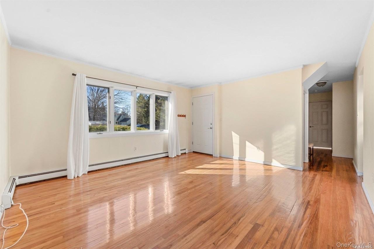 4 Quaker Ct - Photo 3 of 17