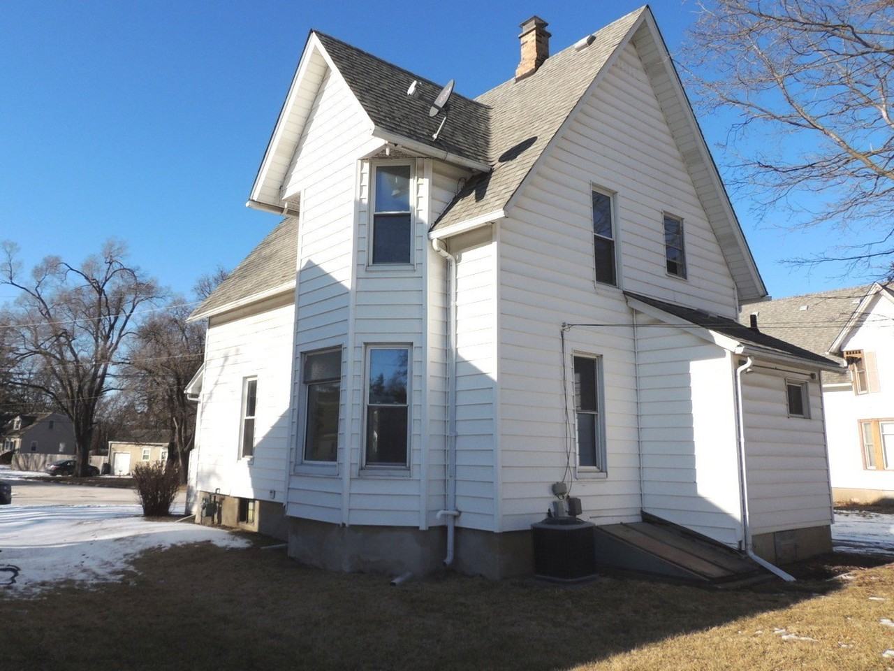 638 Leonard Ave - Photo 2 of 3