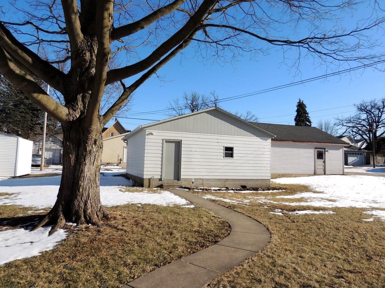 638 Leonard Ave - Photo 3 of 3