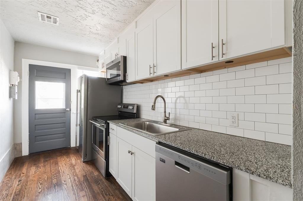 2555 Nw 20th St Unit 2555 #2555 - Photo 4 of 33