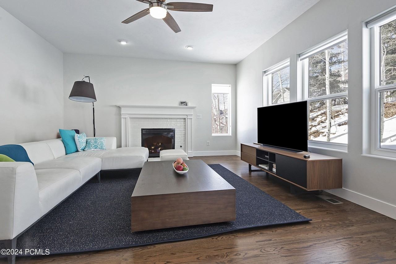 2724 W Sackett Dr - Photo 5 of 33