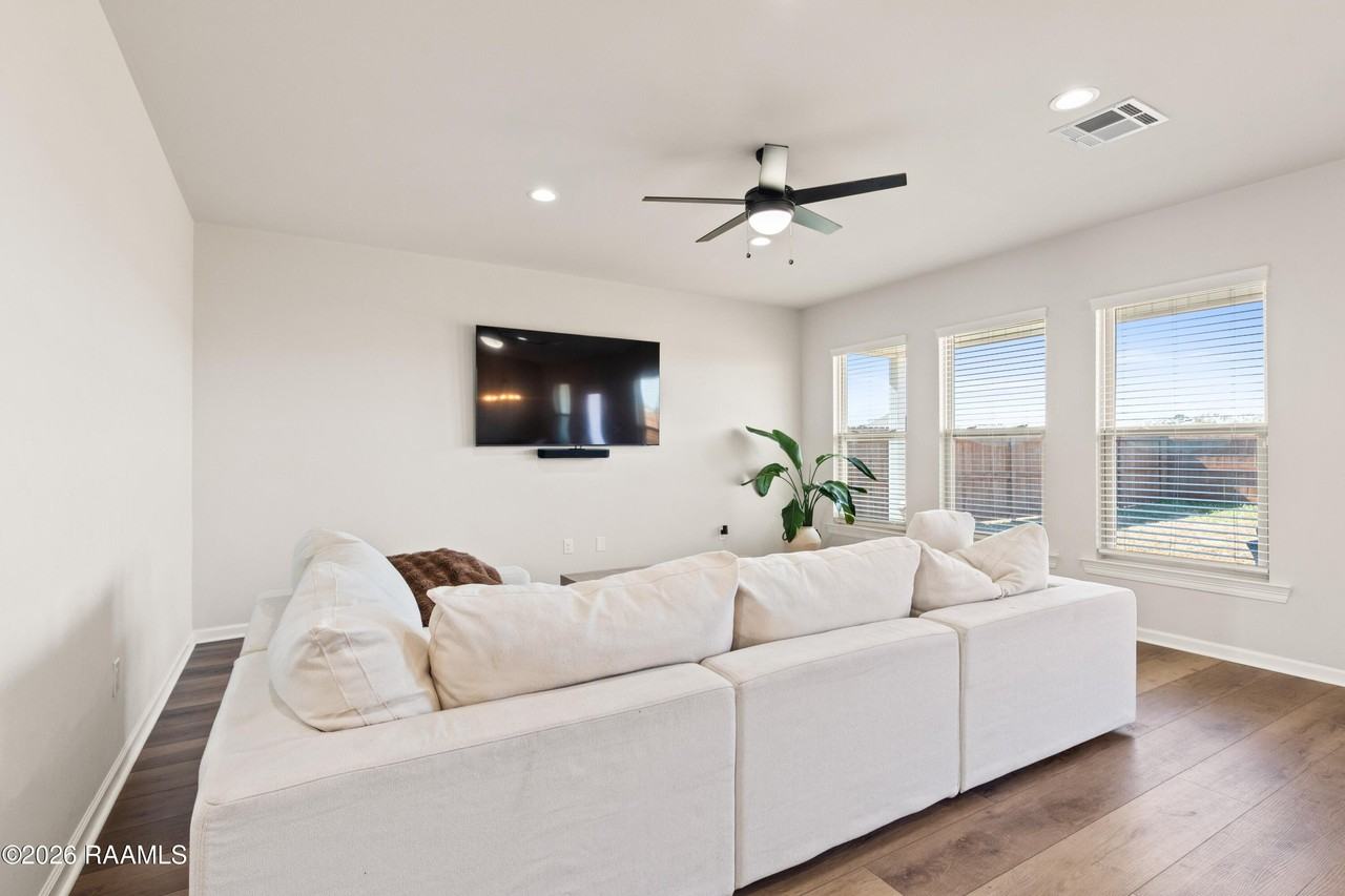 310 Weaver Way - Photo 5 of 33