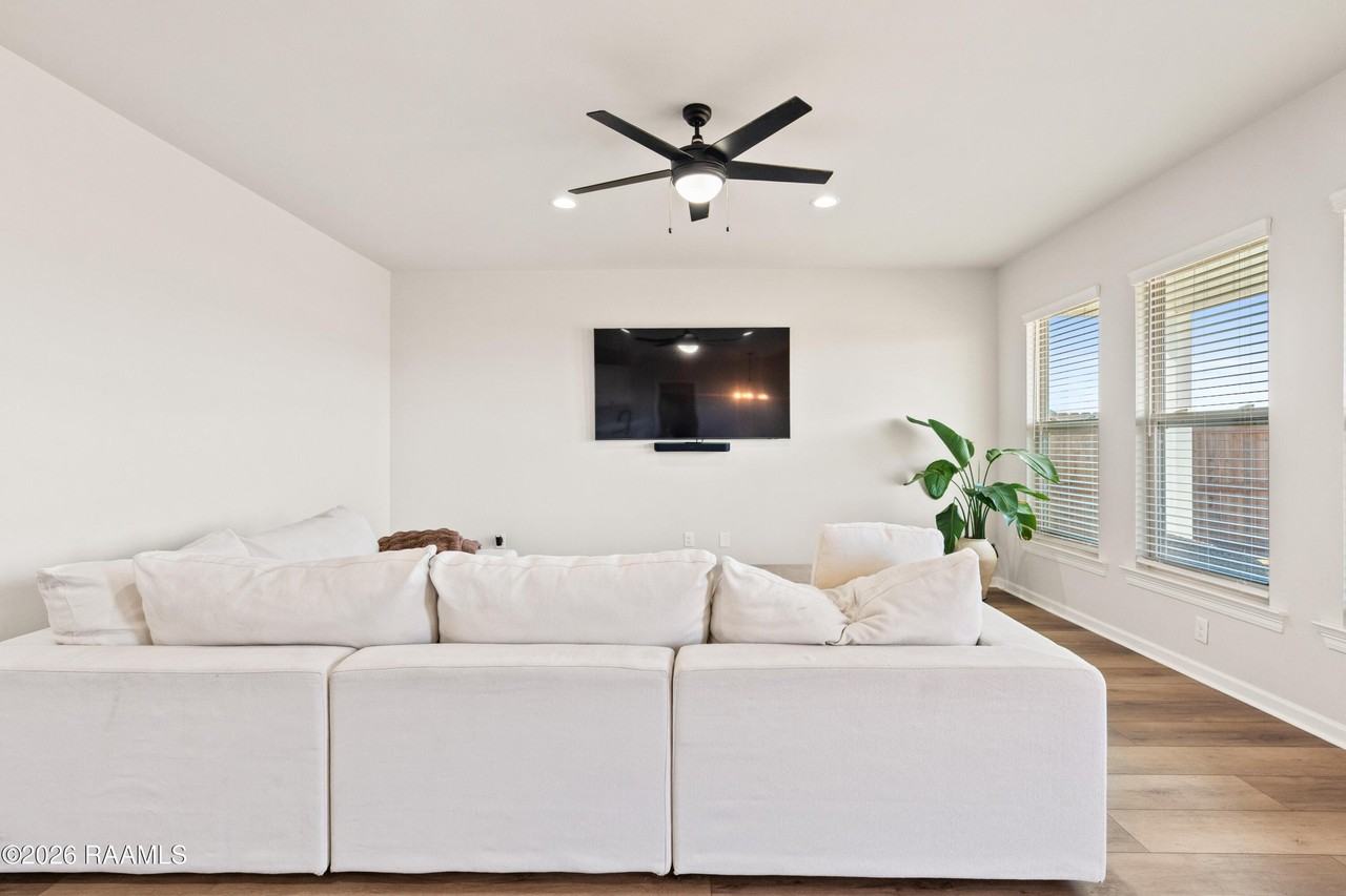 310 Weaver Way - Photo 7 of 33