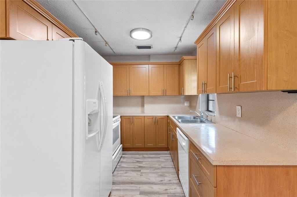 608 Ne 29th Dr #2 - Photo 2 of 18