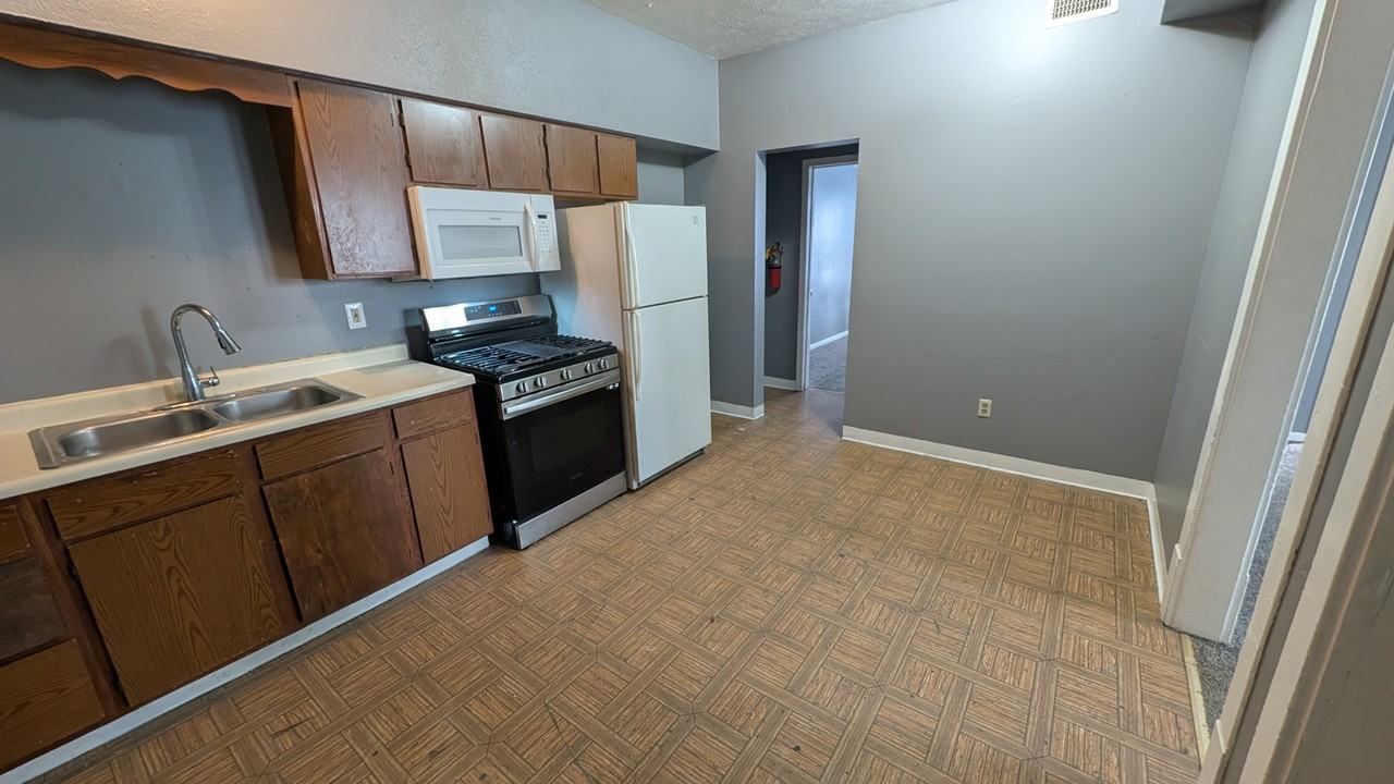 308 Erie St S #17OAK2 - Photo 5 of 8