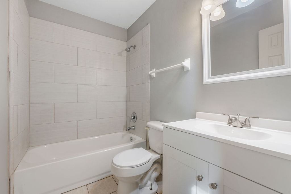 830 Trailwood Dr E - Photo 2 of 11