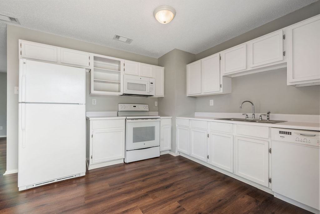 830 Trailwood Dr E - Photo 4 of 11