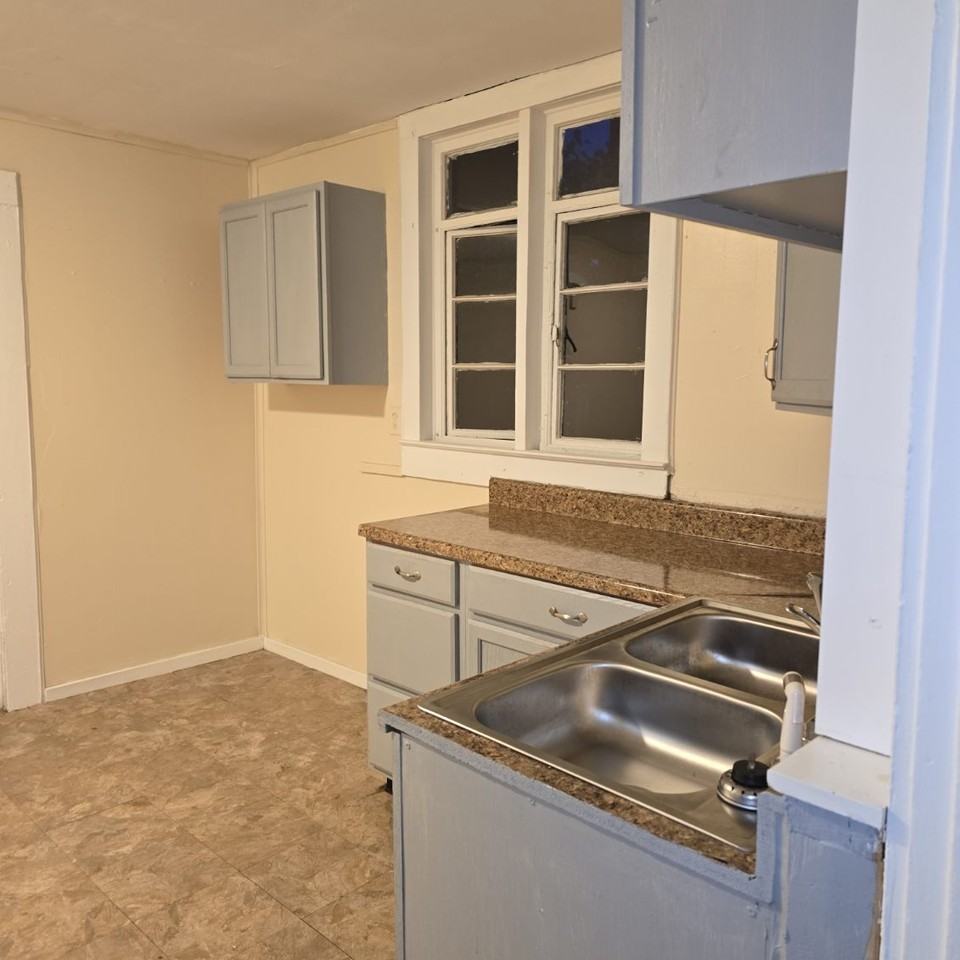 520 E Rose St - Photo 4 of 16