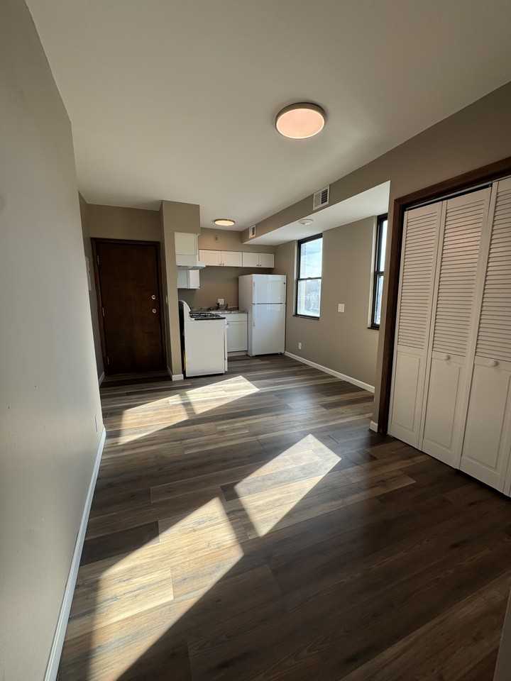 2905 Glenmore Ave #8 - Photo 3 of 10