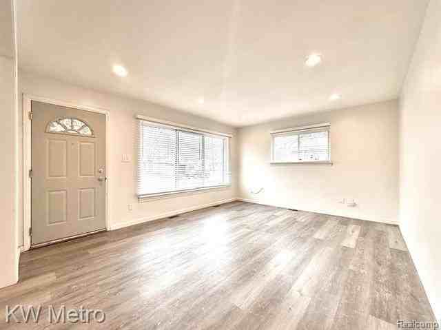 13231 Albany St - Photo 3 of 19