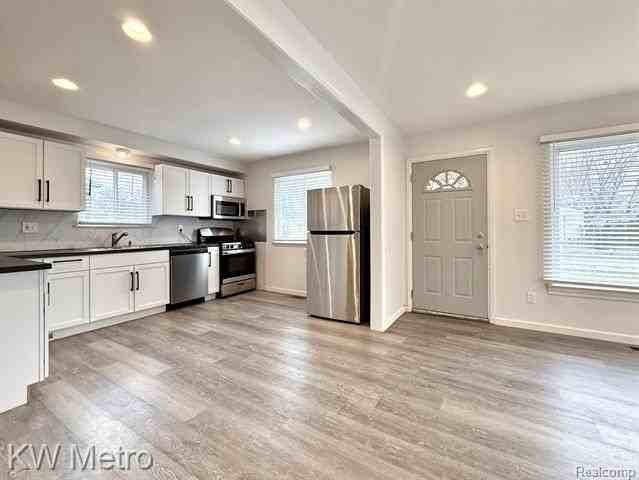 13231 Albany St - Photo 5 of 19